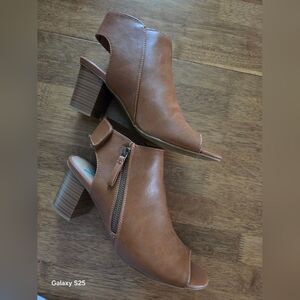 Yuu Brown Ankle Booties with Zipper